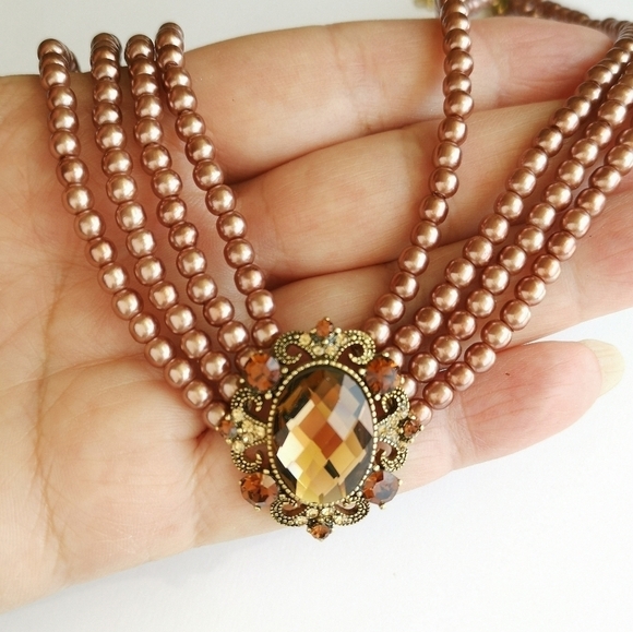 Pearl and Crystal choker necklace with medallion cocoa brown 🆕 - Picture 8 of 11